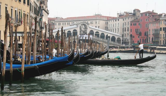 Gondeln und Rialtobr&uuml;cke