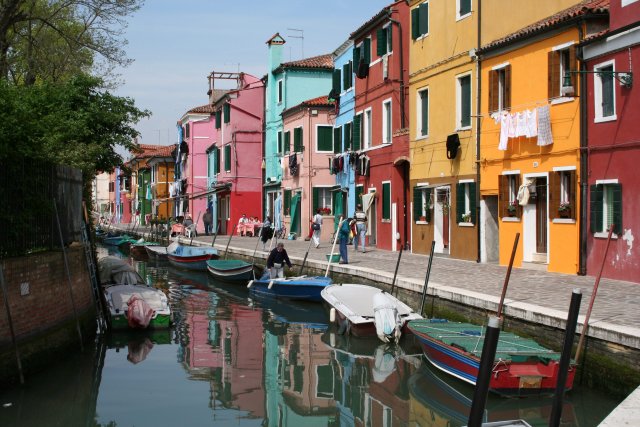 bunte H&auml;user mit Kanal