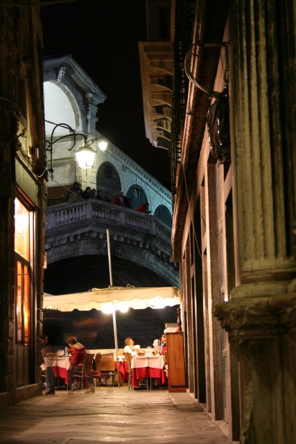 Gasse mit Blick auf Rialto Br&uuml;cke